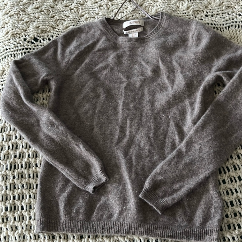 100% cashmere sz medium fits like small sweater